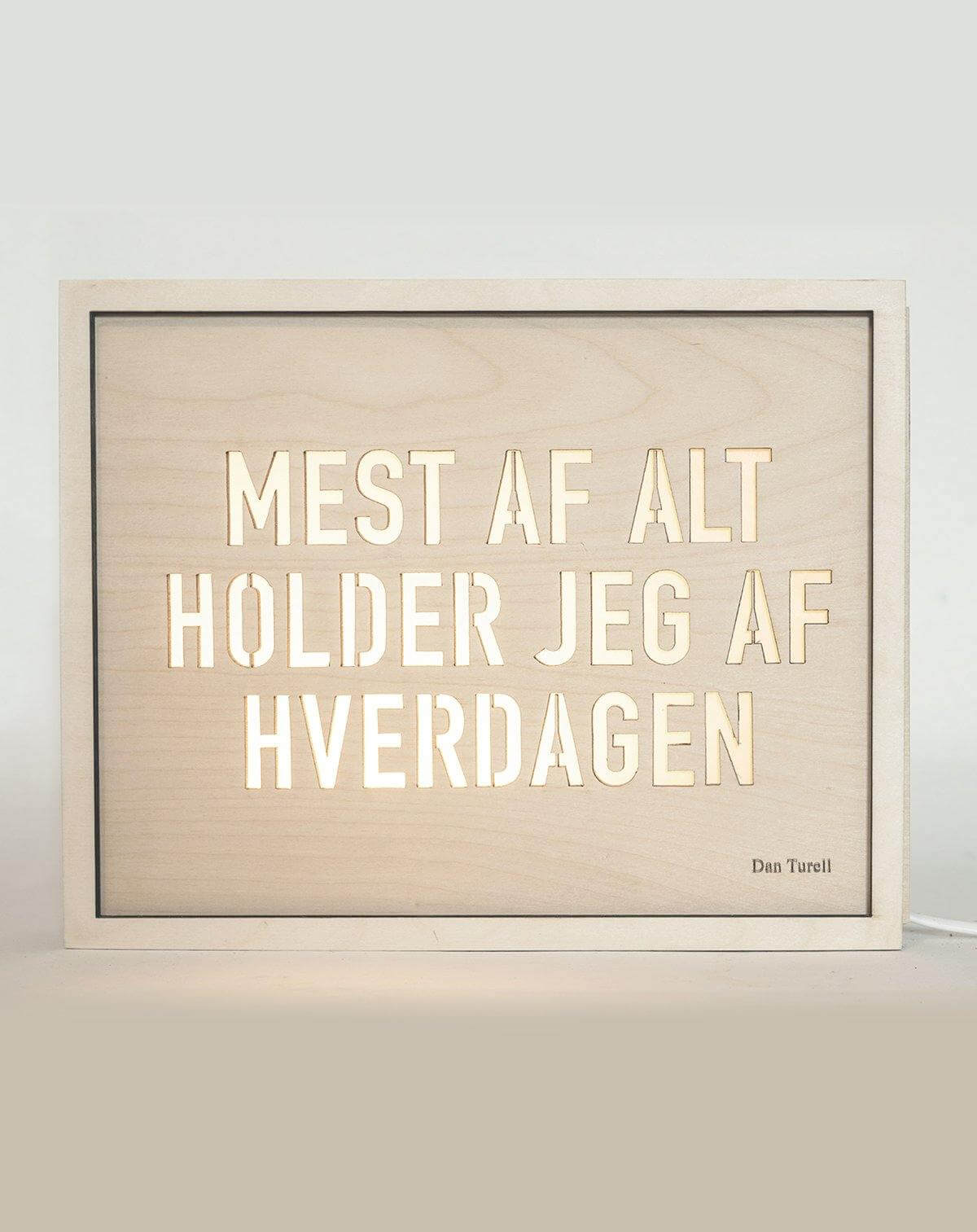 Arkitekttegnet lampe. Lysbox med Dan Turell digt