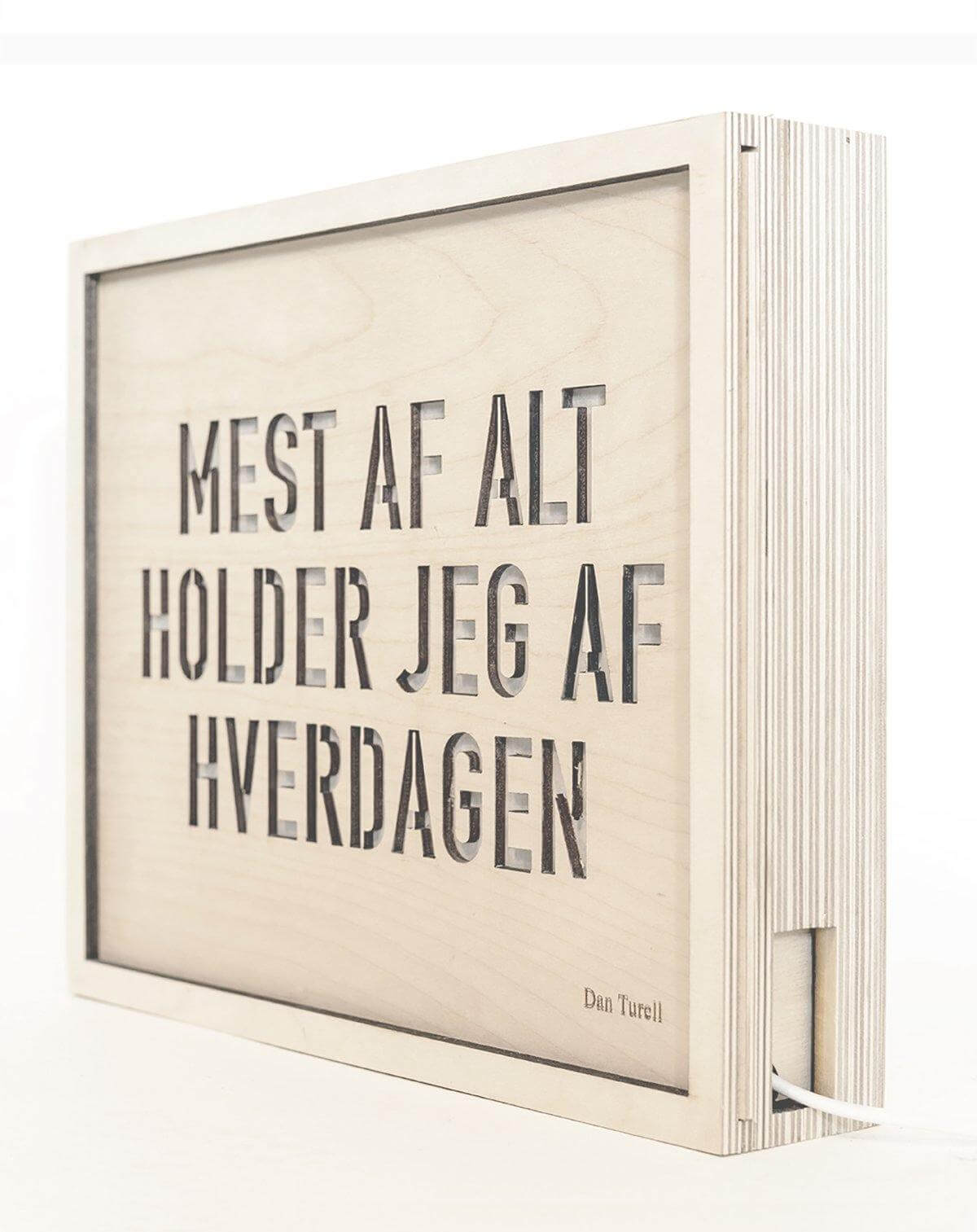 Arkitekttegnet lampe. Lysbox med Dan Turell digt
