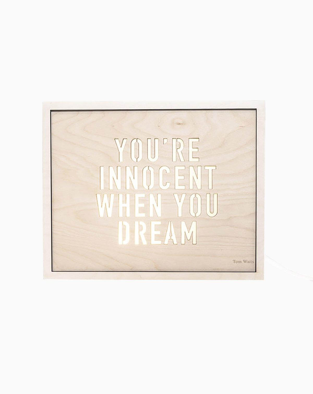 Lampe med citat af Tom Waits. "YOU ARE INNOCENT WHEN YOU DREAM" fra Kolekto