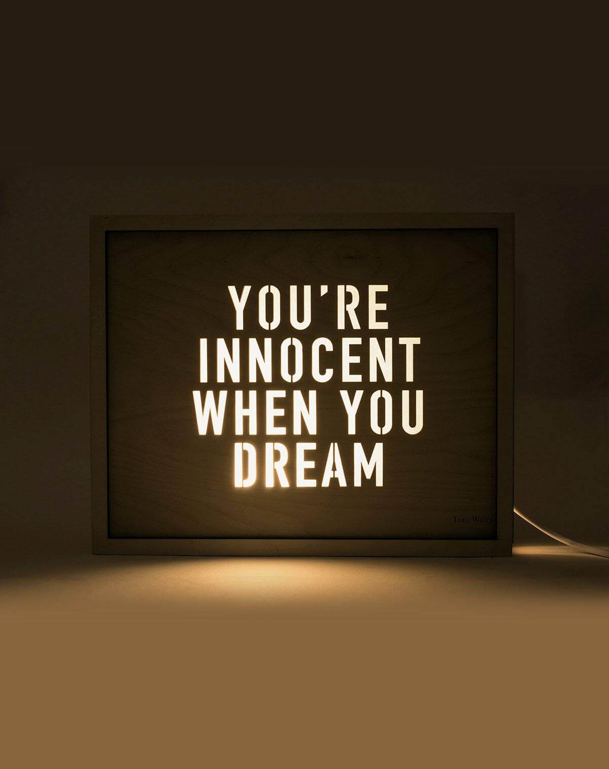 Lampe med citat af Tom Waits. "YOU ARE INNOCENT WHEN YOU DREAM"