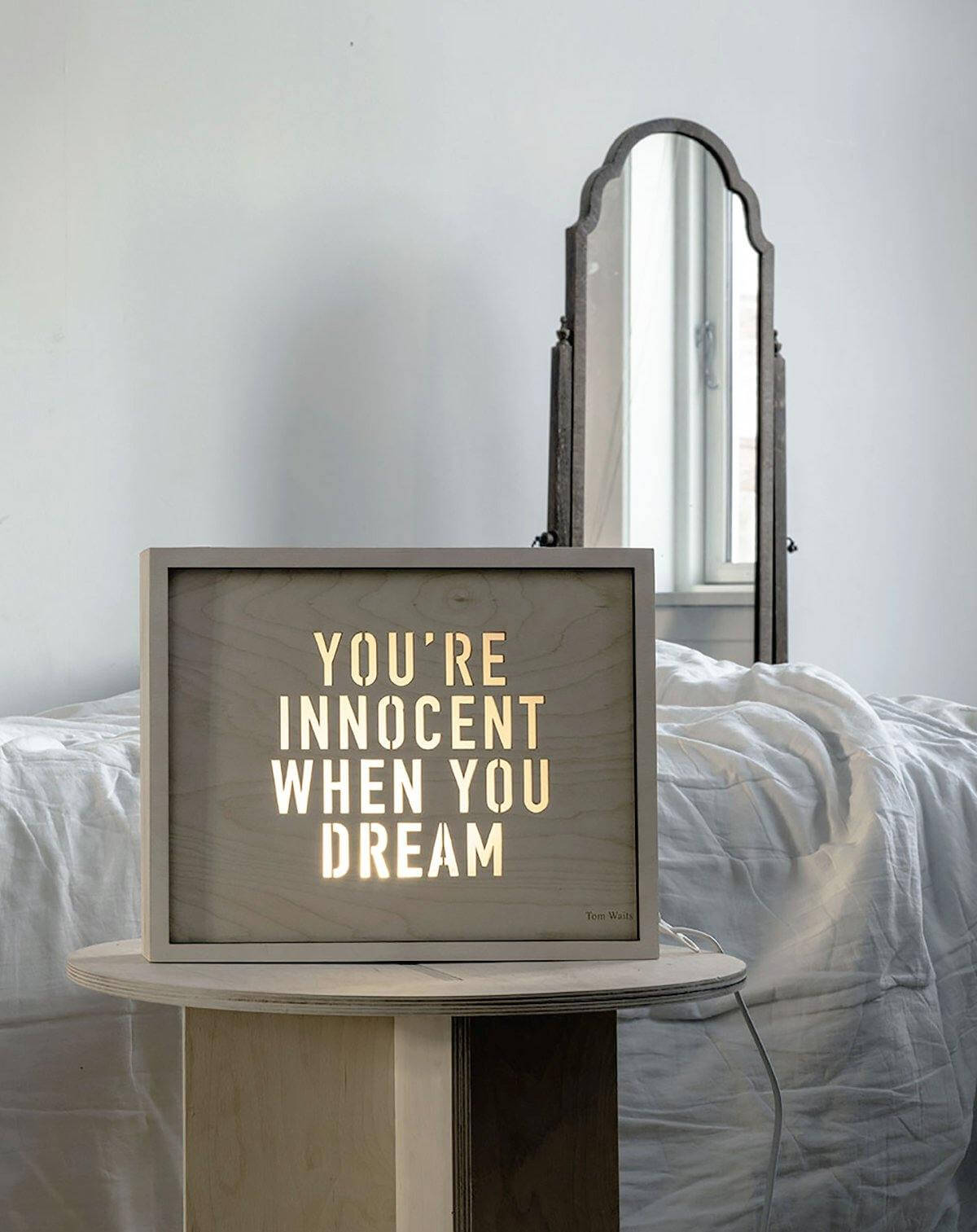 Lampe med citat af Tom Waits. "YOU ARE INNOCENT WHEN YOU DREAM"